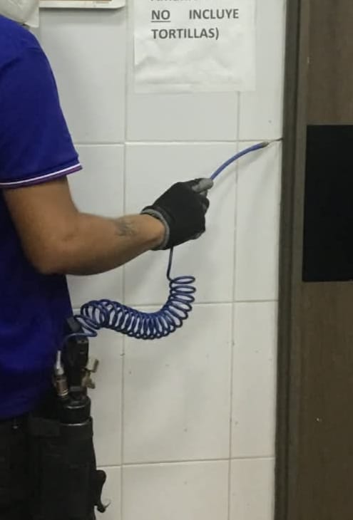 Microinyección en ranuras y grietas